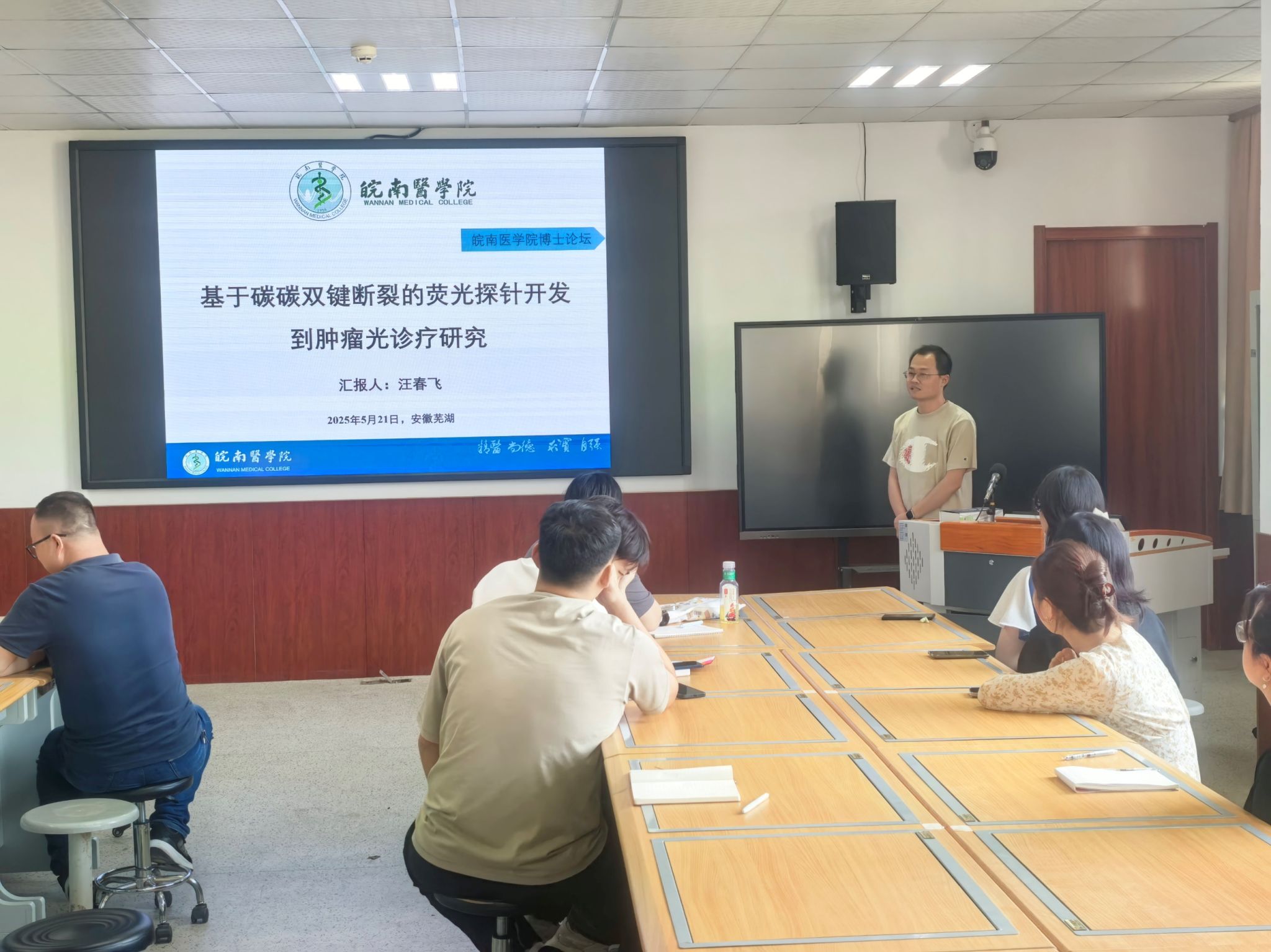 会议室里的人们AI 生成的内容可能不正确。